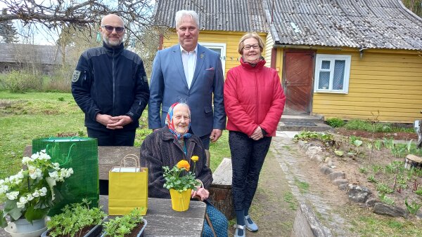 Rajono savivaldybės vadovai ir seniūnijų atstovai lankė motinas, apdovanotas medaliais Valstybės...