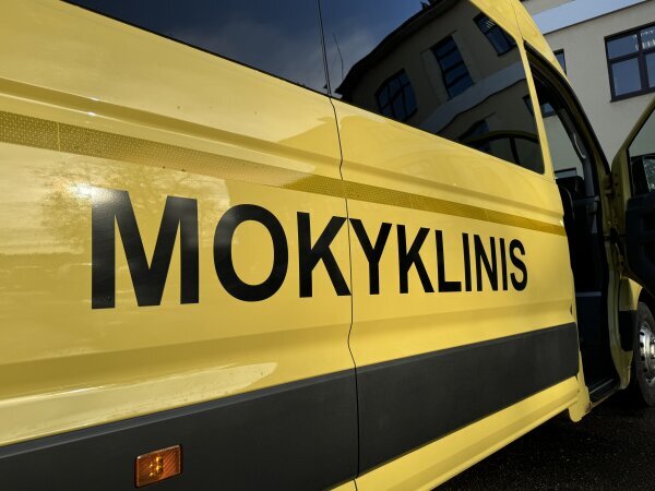 Biržų „Atžalyno“ pagrindinei mokyklai perduotas mokyklinis autobusas